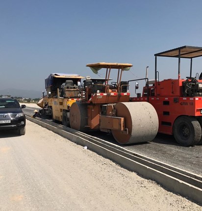Thi công rải BTN cao tốc Đà Nẵng-Quảng Ngãi 