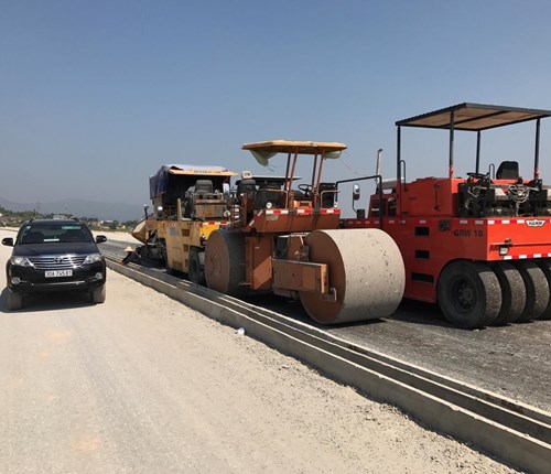 Thi công rải BTN cao tốc Đà Nẵng-Quảng Ngãi 