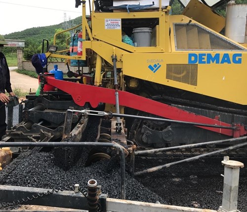 Máy rải BTN Demag DF140c